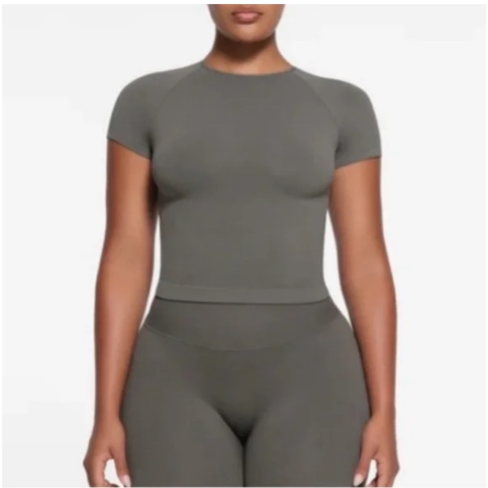 SKIMS FITS EVERYBODY SHORT SLEEVE TSHIRT